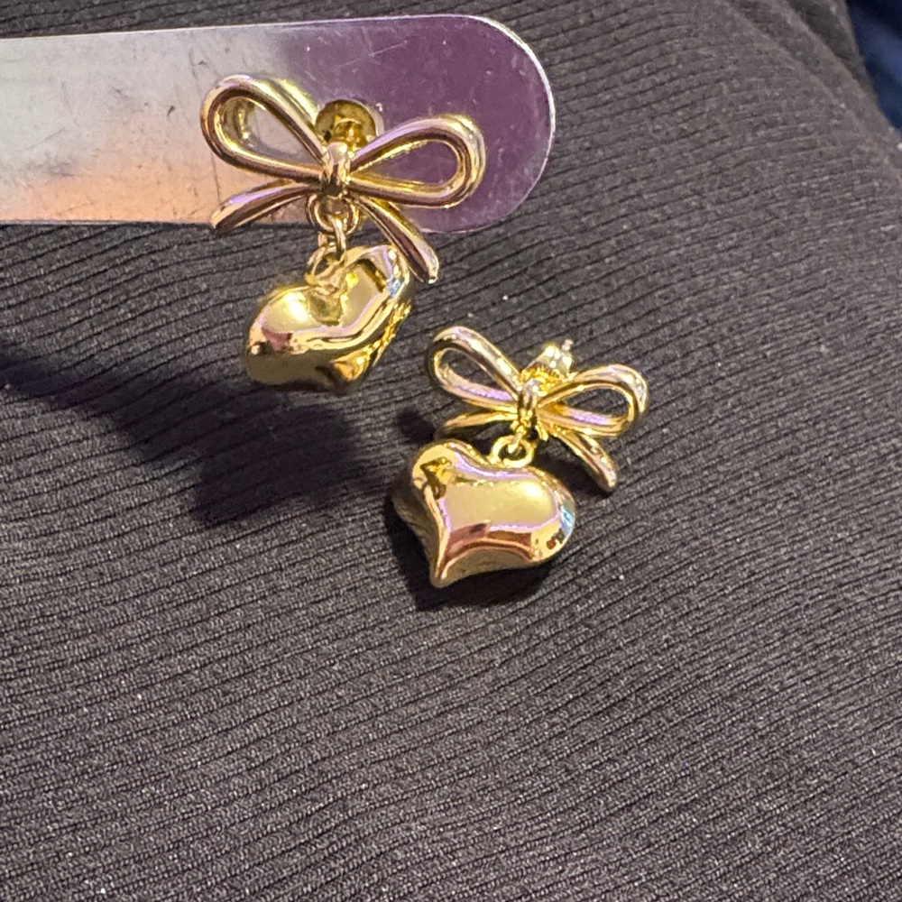 Gold Heart Bow Earrings 3’